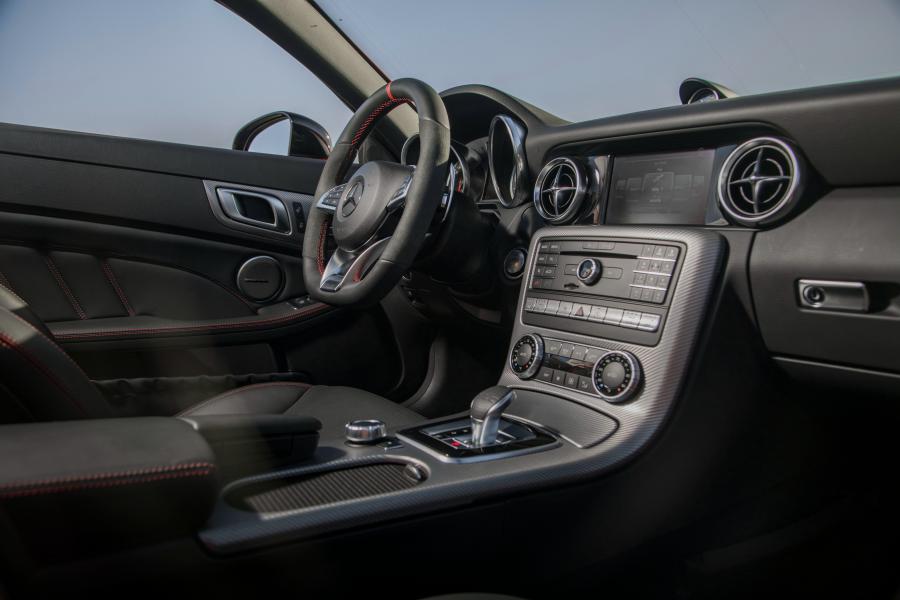 Интерьер Mercedes-AMG SLC43 2016 года  (NA) (фото 24 из 30)